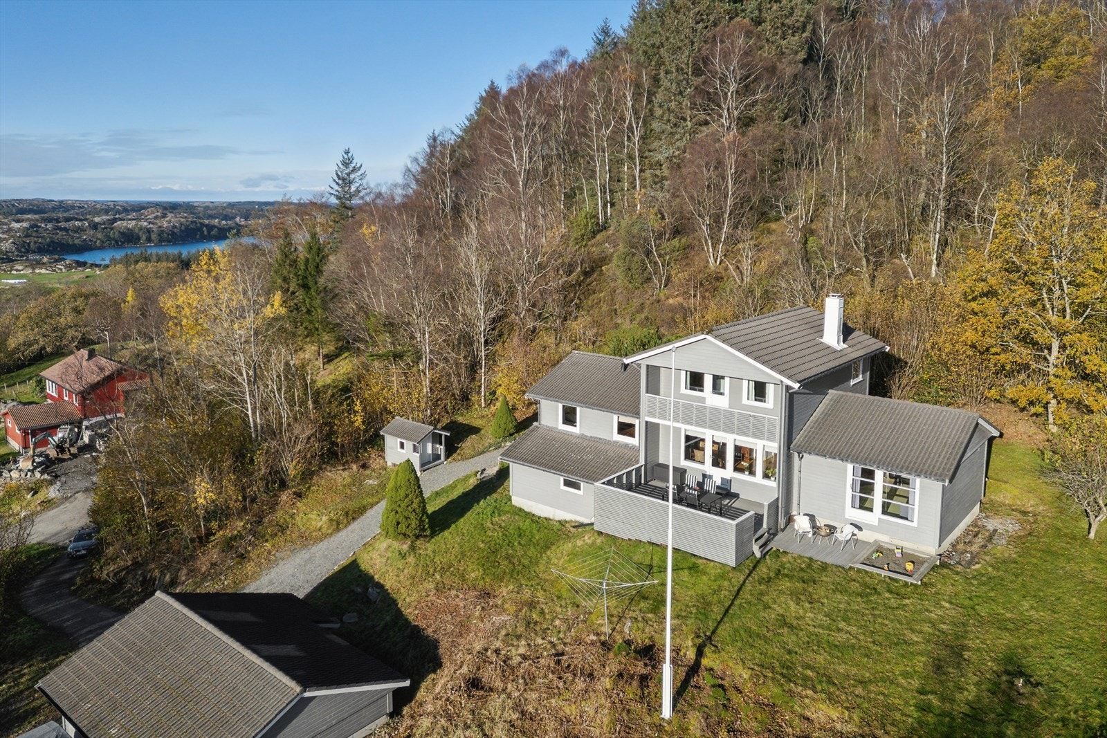 Enebolig over tre plan med stor, skjermet tomt. Galleribilde