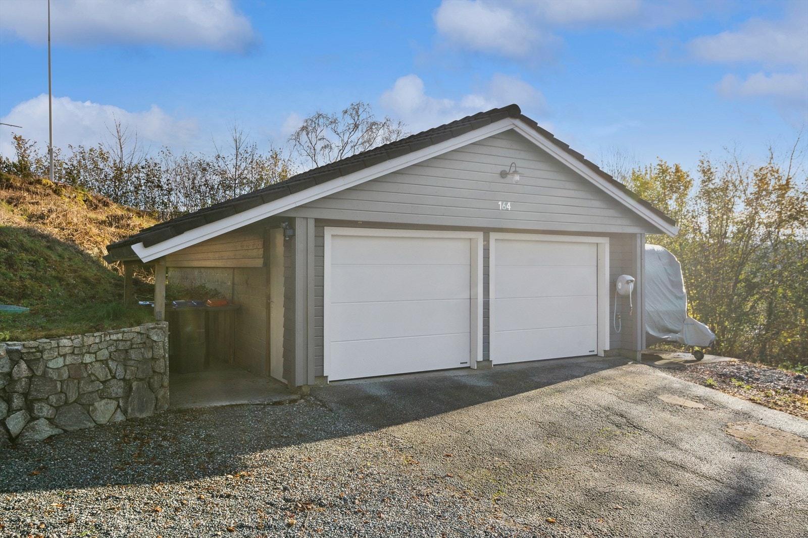 God plass til parkering på egen eiendom og i dobbelgarasje. Galleribilde