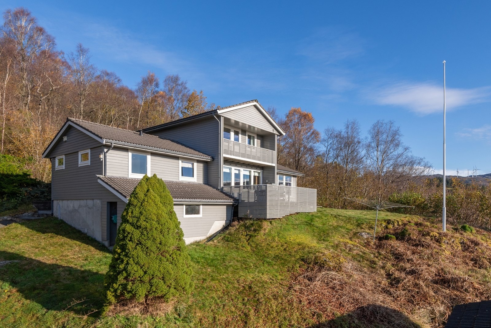 Tomten er opparbeidet med gruset tilkomstvei, belegningsstein, treterrasser, plen og noe naturtomt. Galleribilde