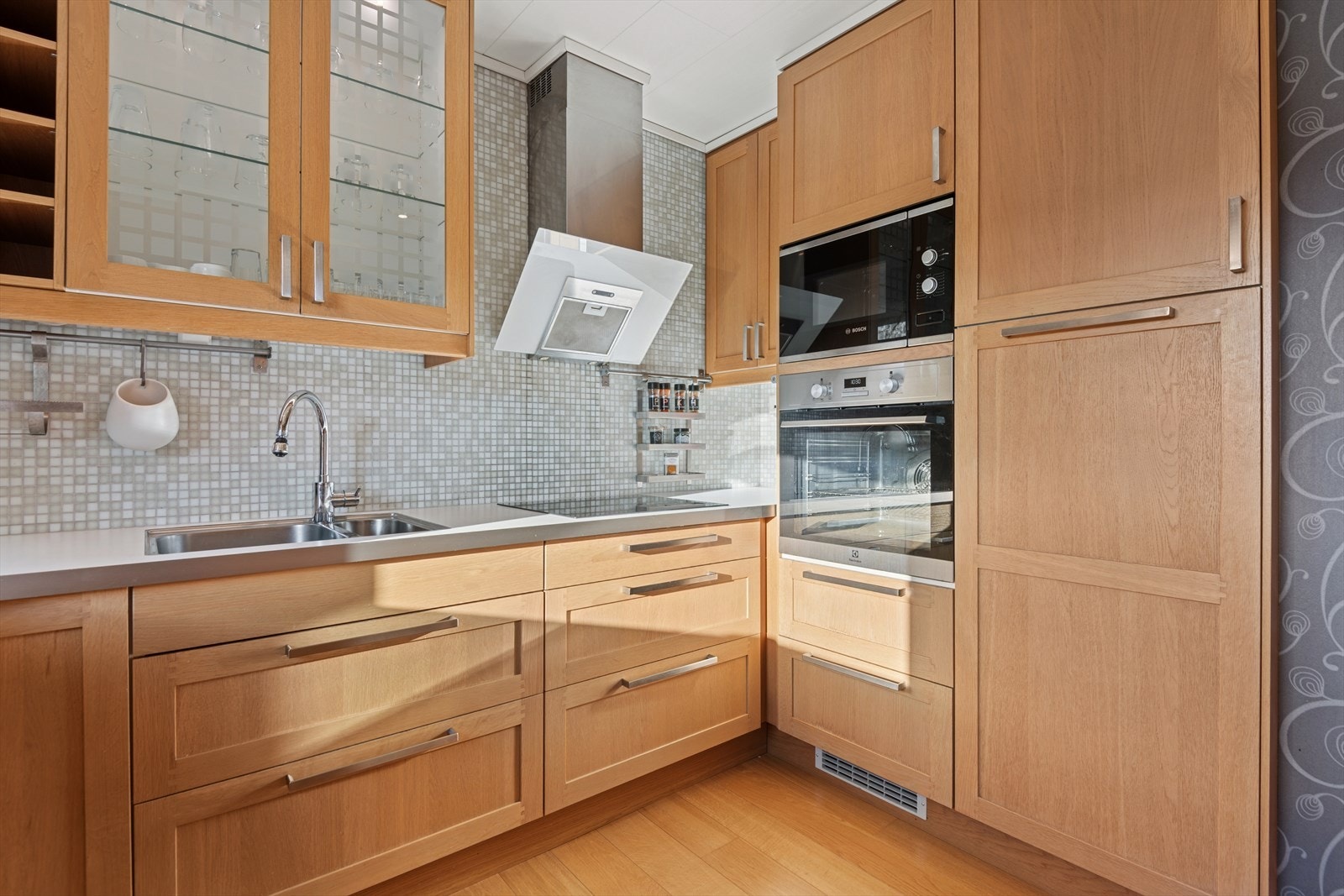 Kjøkkenet har innredning av profilerte eike fronter og benkeplate i laminat. Galleribilde