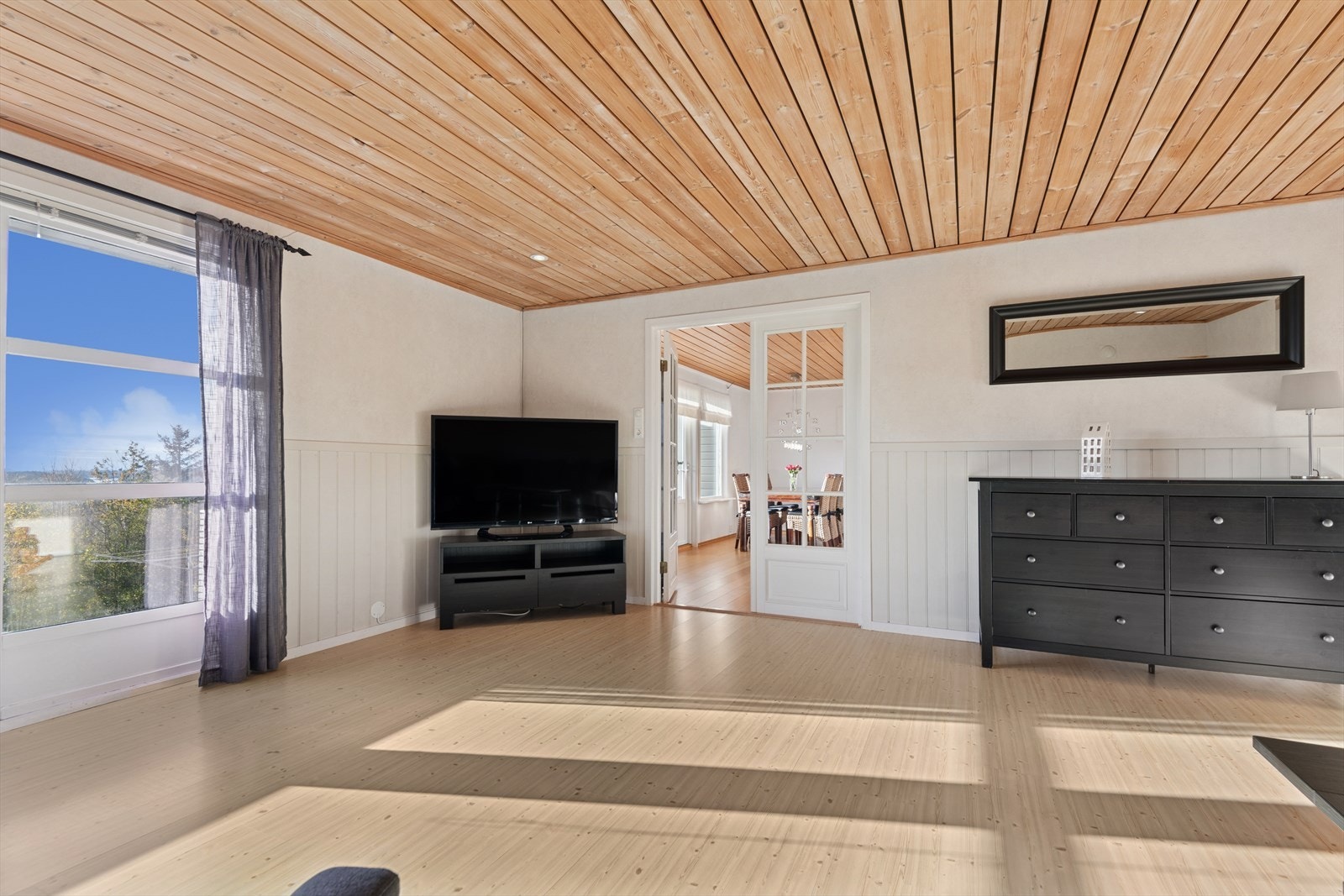 Fra stuene er det direkte utgang til uteområdet og terrasseareal. Galleribilde