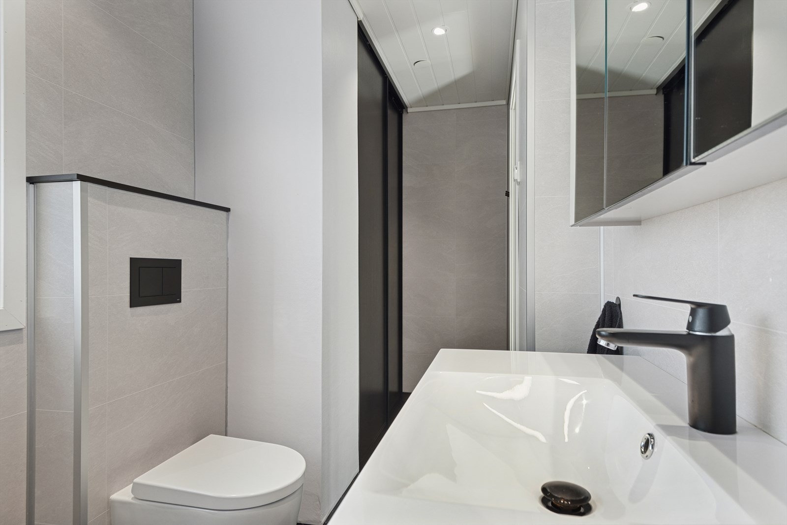 Bad i andre etasje har baderomsplater på vegger og vinylbelegg på gulvet. Galleribilde