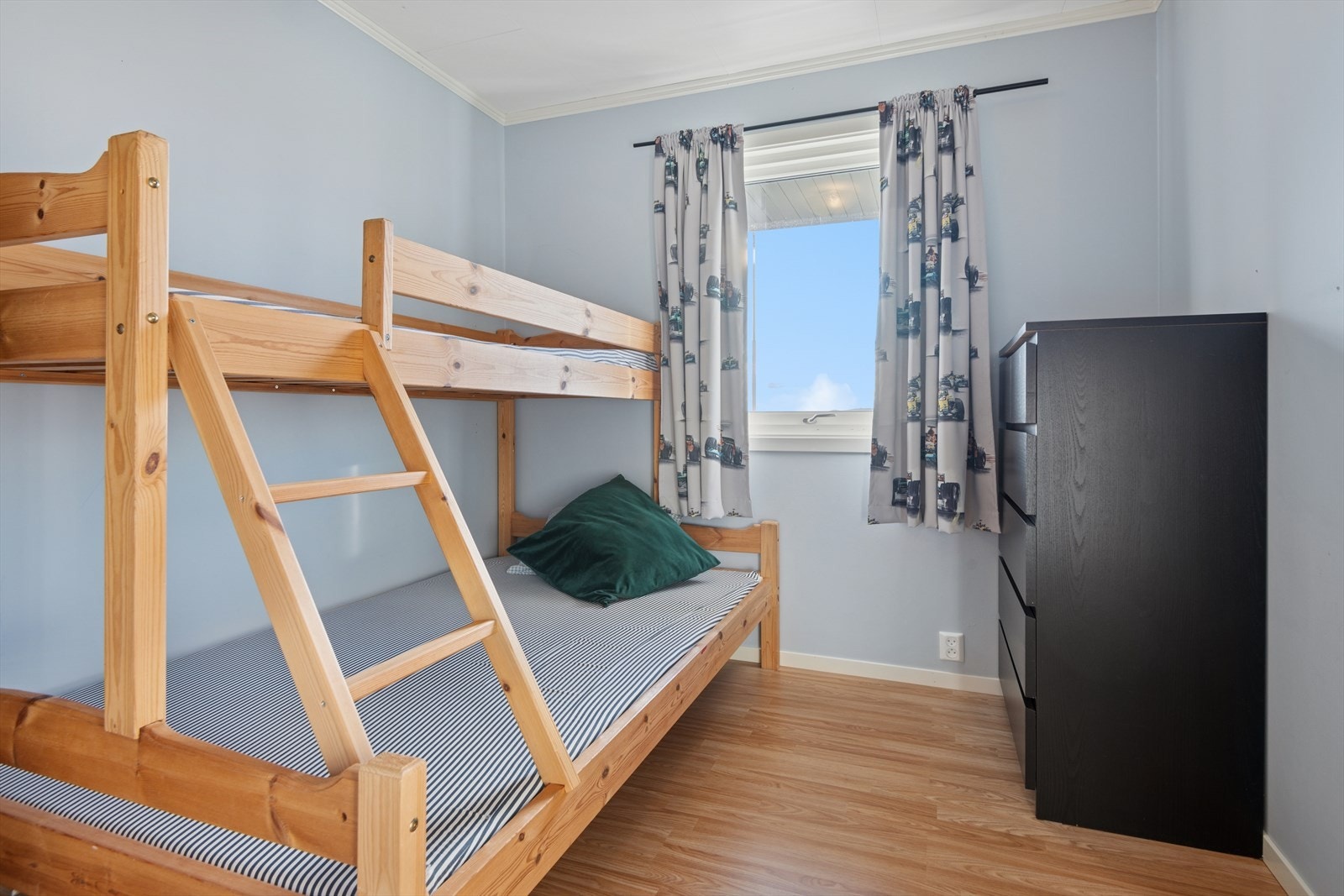 Det er tre soverom i andre etasje og to soverom på hovedplanet. Galleribilde