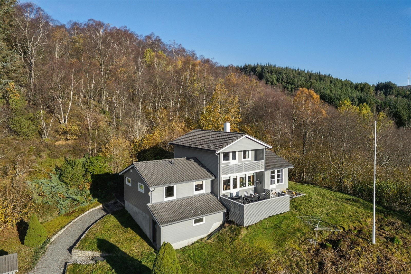 Eiendommen ligger høyt i terrenget og har gode utsiktsforhold. Galleribilde