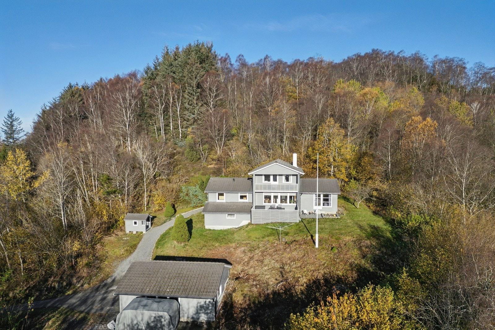 Vestbøstadvegen 164 har en flott beliggenhet i naturskjønne omgivelser, like ved Fitjar sentrum. Galleribilde