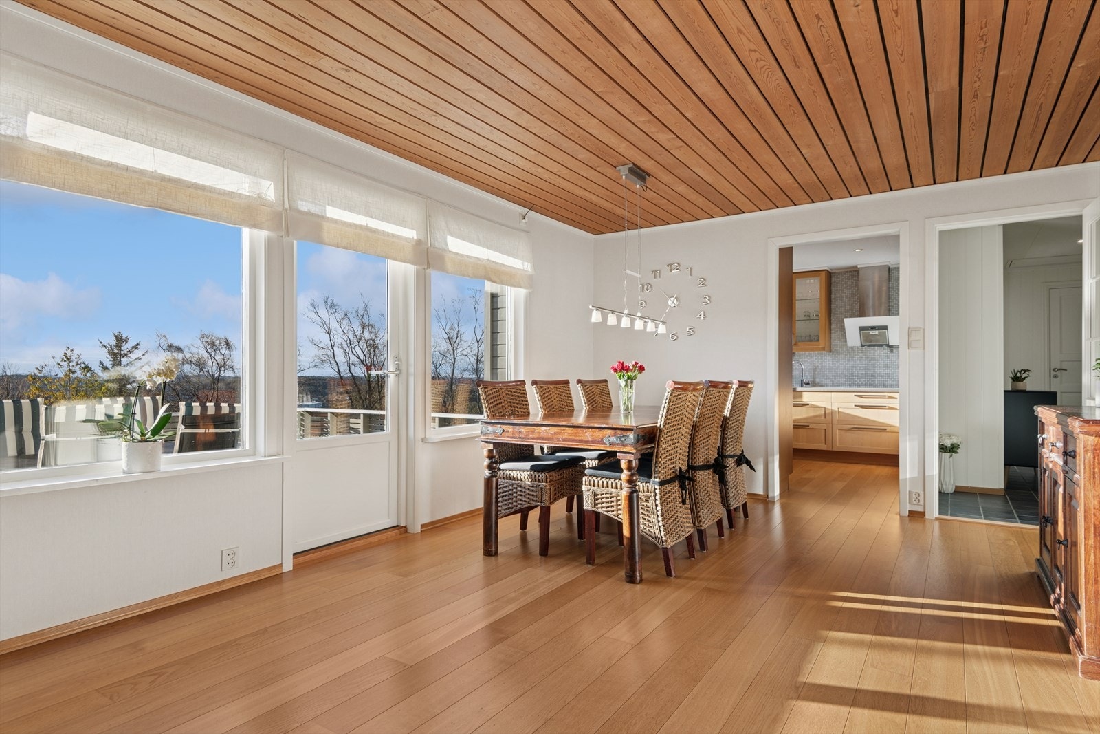 Hovedplanet byr på flere romslige stuesoner, som enkelt kan innredes etter behov og ønsker. Galleribilde