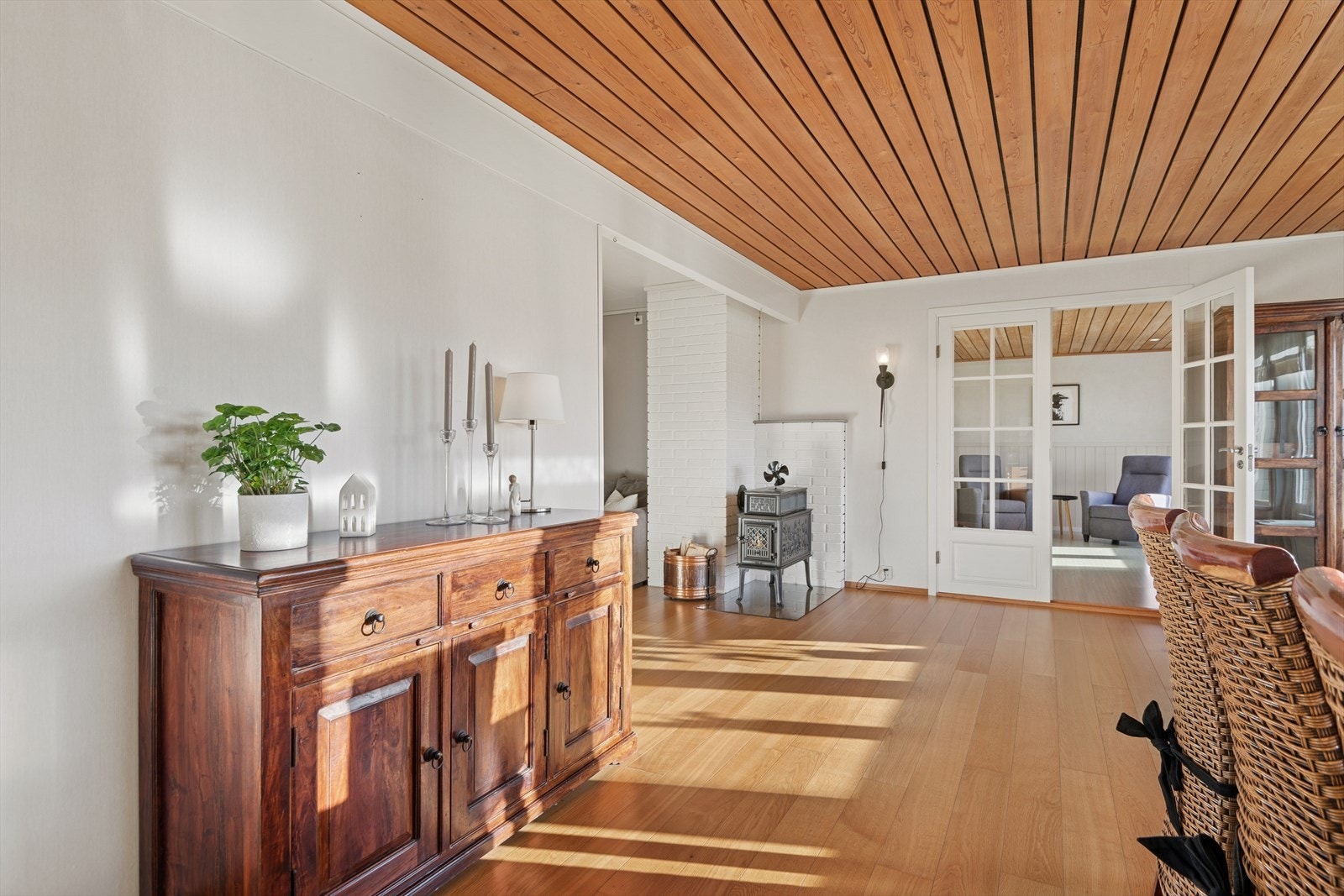 Gulvene er belagt med parkett i den ene stuen og laminat i den andre. Galleribilde