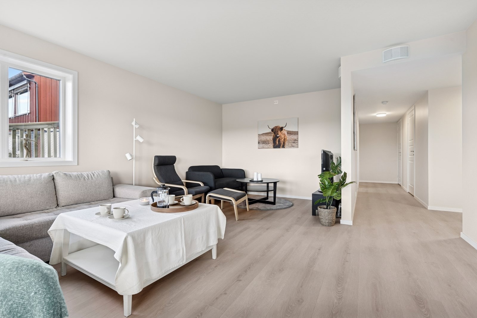 Stor stue med flere møbleringsmuligheter. Galleribilde