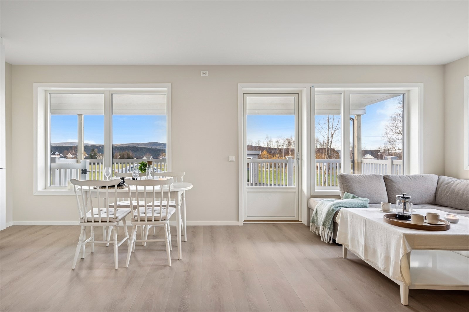 Leiligheten har store vindusflater som gir godt med gjennomlys. Direkte utgang til terrasse fra soverommet. Galleribilde