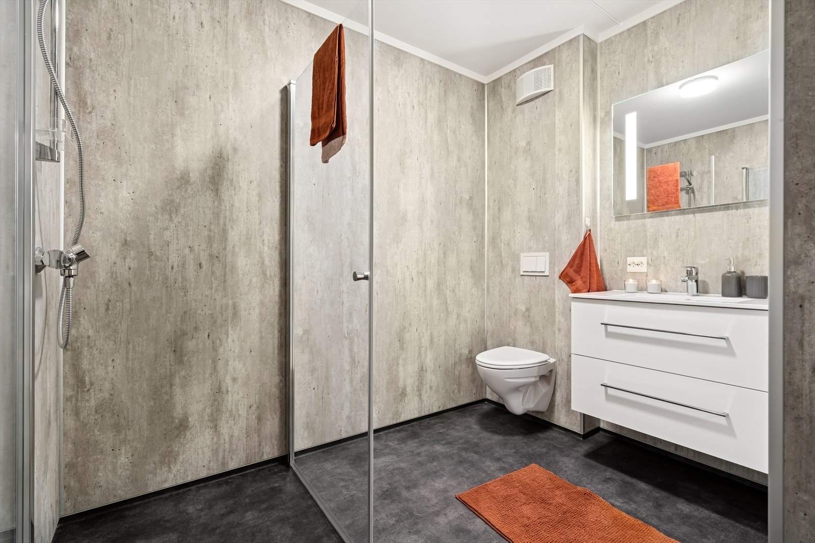 Badet har en romslig dusjhjørne. Galleribilde