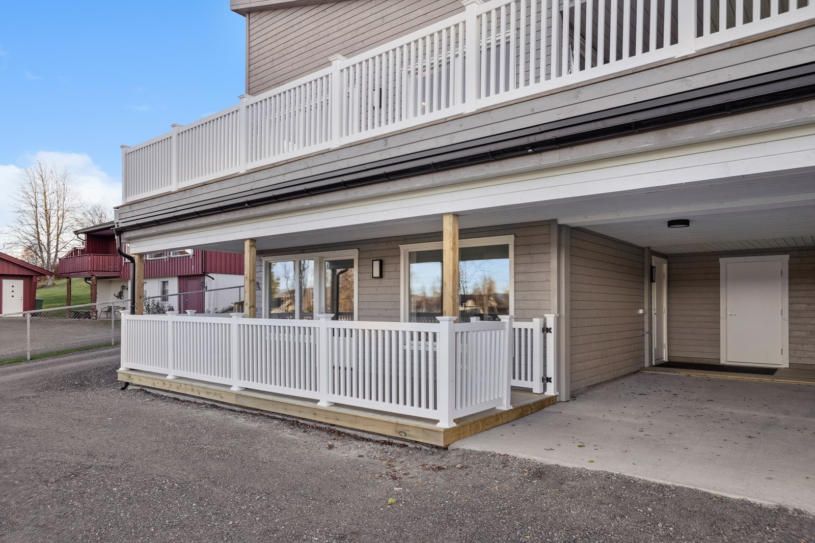 Leiligheten ligger i 1 etg med solrik terrasse og egen carport. Utvendig sportsbod. Galleribilde