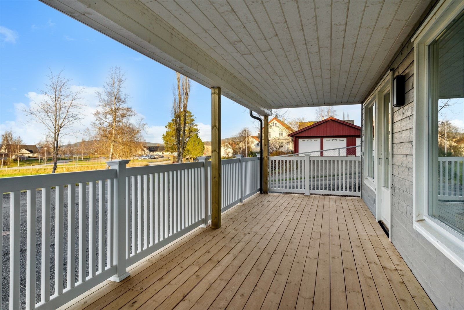 Solrik terrasse med overbygg. Galleribilde