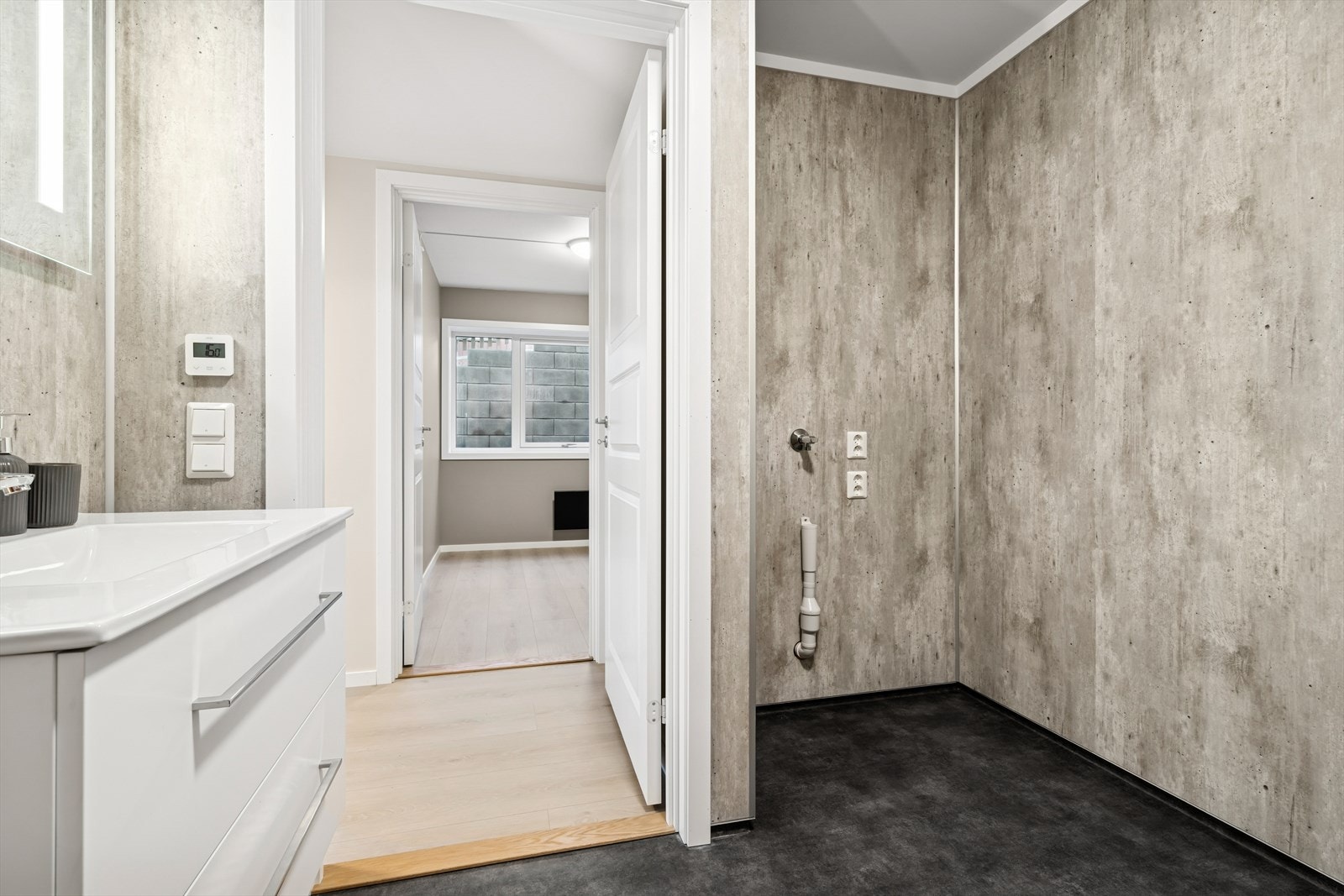 Romslig bad med opplegg for vaskemaskin. Galleribilde