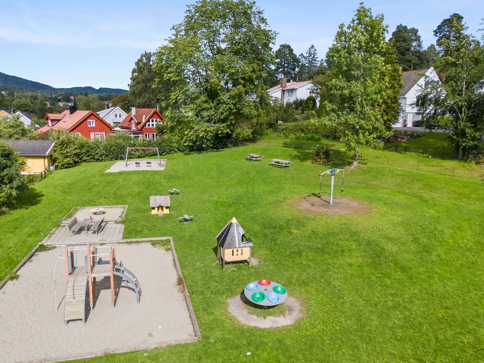 Det er kort vei til skoler, barnehager, dagligvare, offentlig transport m.m. Galleribilde