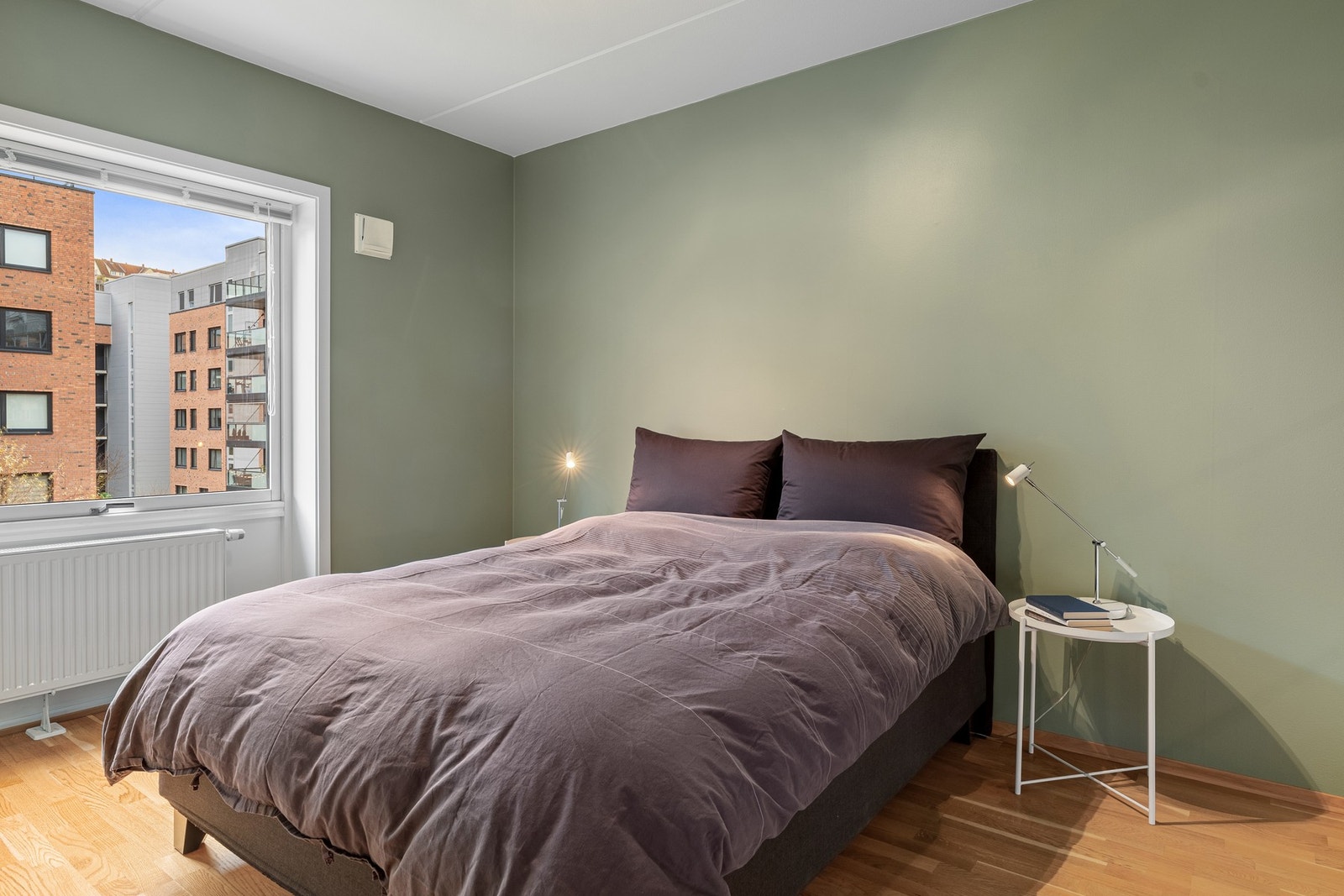 Soverom med plass til dobbeltseng og nattbord. Galleribilde