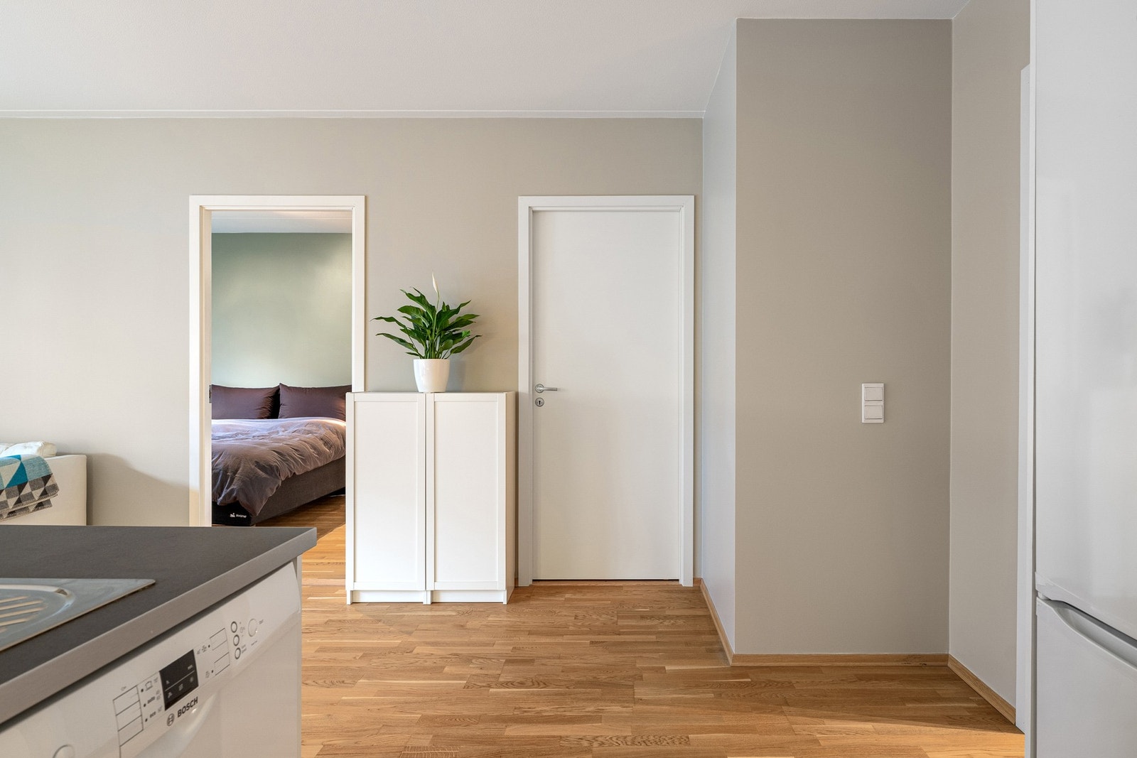 Oppvarming fra fjernvarmeanlegg. Det er radiator i stuen og på soverommet. Galleribilde