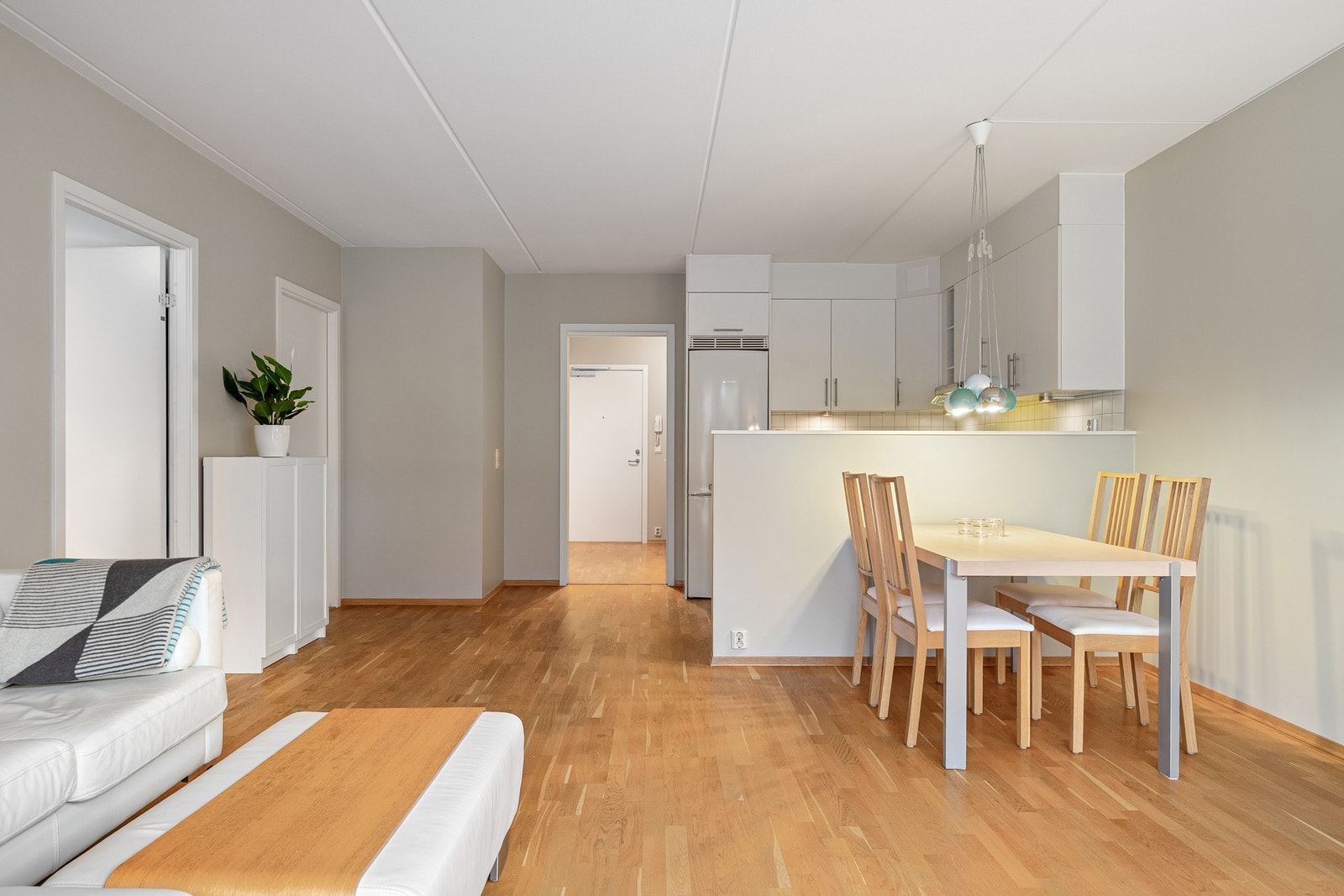 Gulvoverflater består av eikeparkett. Galleribilde