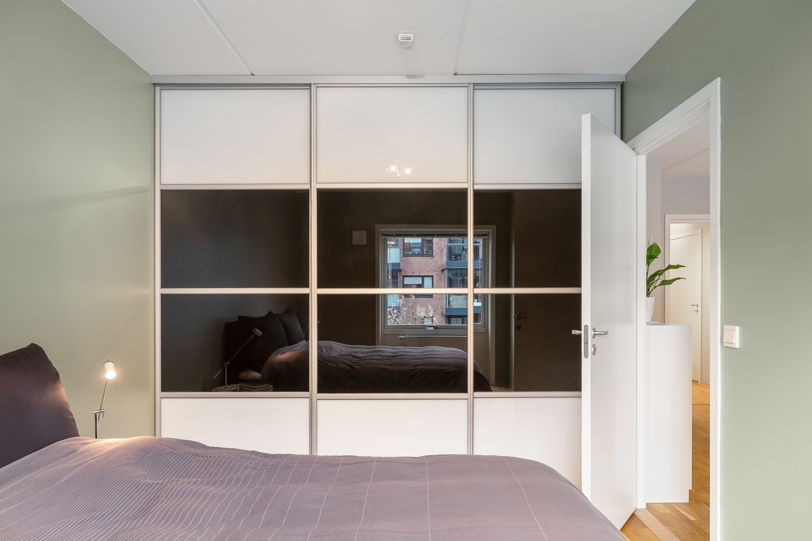 Stor skyvedørsgarderobe med innredning medfølger. Galleribilde