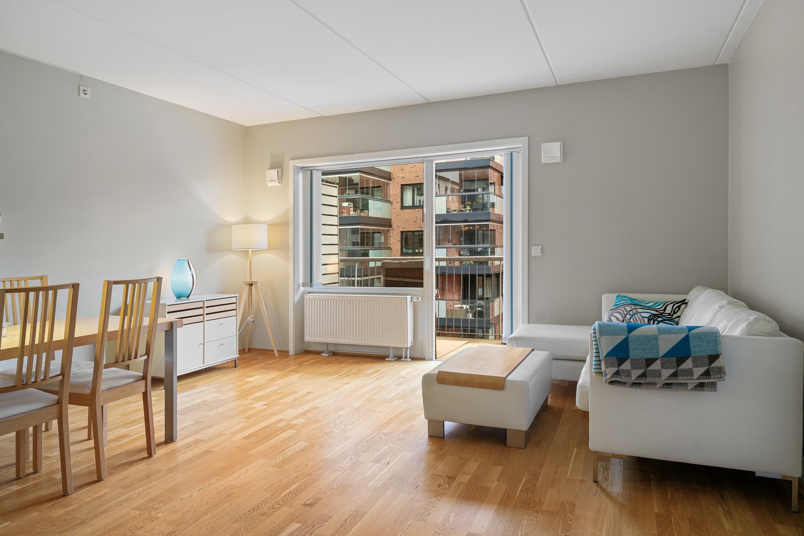 Med leiligheten følger blant annet garasjeplass, sportsbord, felles takterrasse og ikke minst en egen luftig og solrik balkong på 8 m². Galleribilde