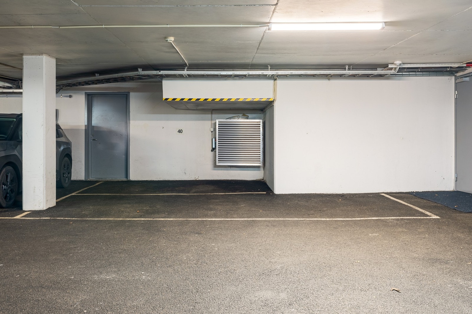 Andelen har vedtektsfestet evigvarende bruksrett til 1 p-plass. Mulighet for El-bil lader. God intern beliggenhet med plass til stor bil. Galleribilde