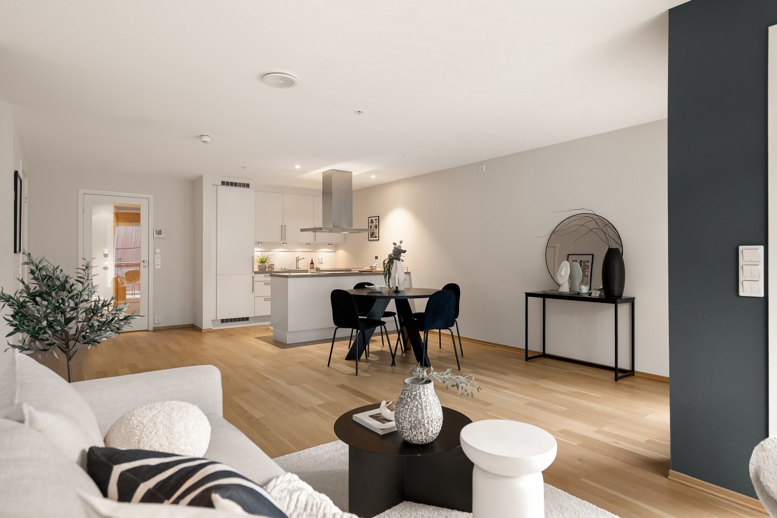 Rommet skilles naturlig fra resterende av boligen via glassdør Galleribilde