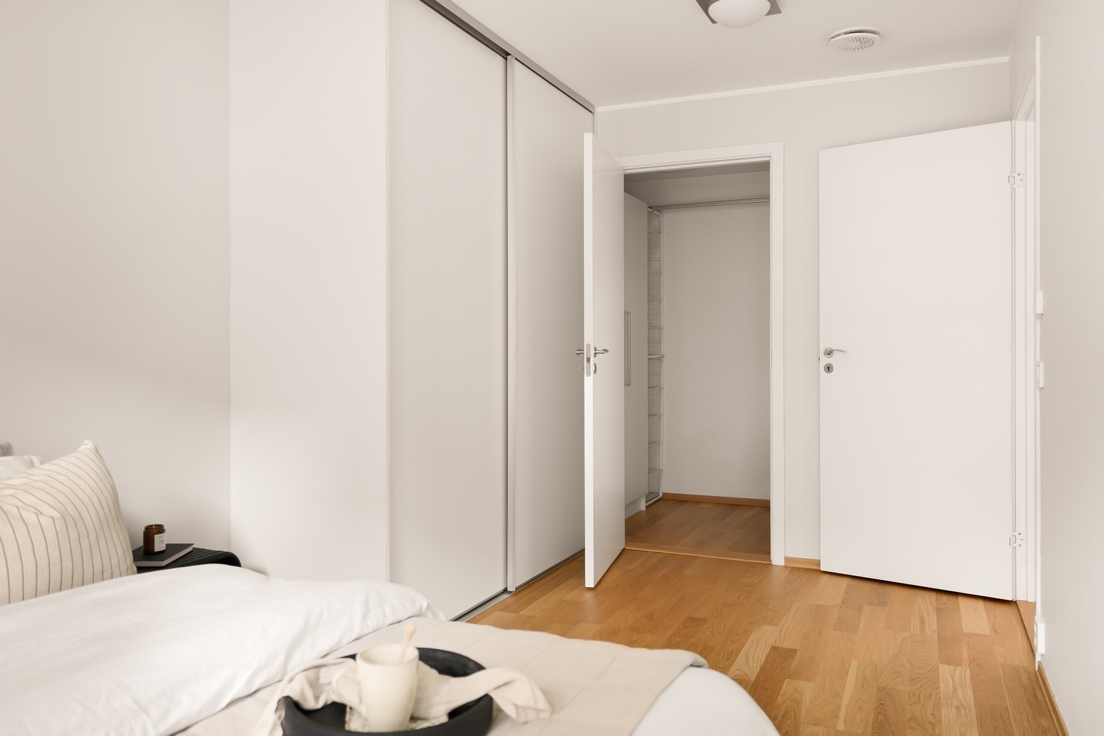 Det er også plassbygd garderobeløsning i rommet Galleribilde