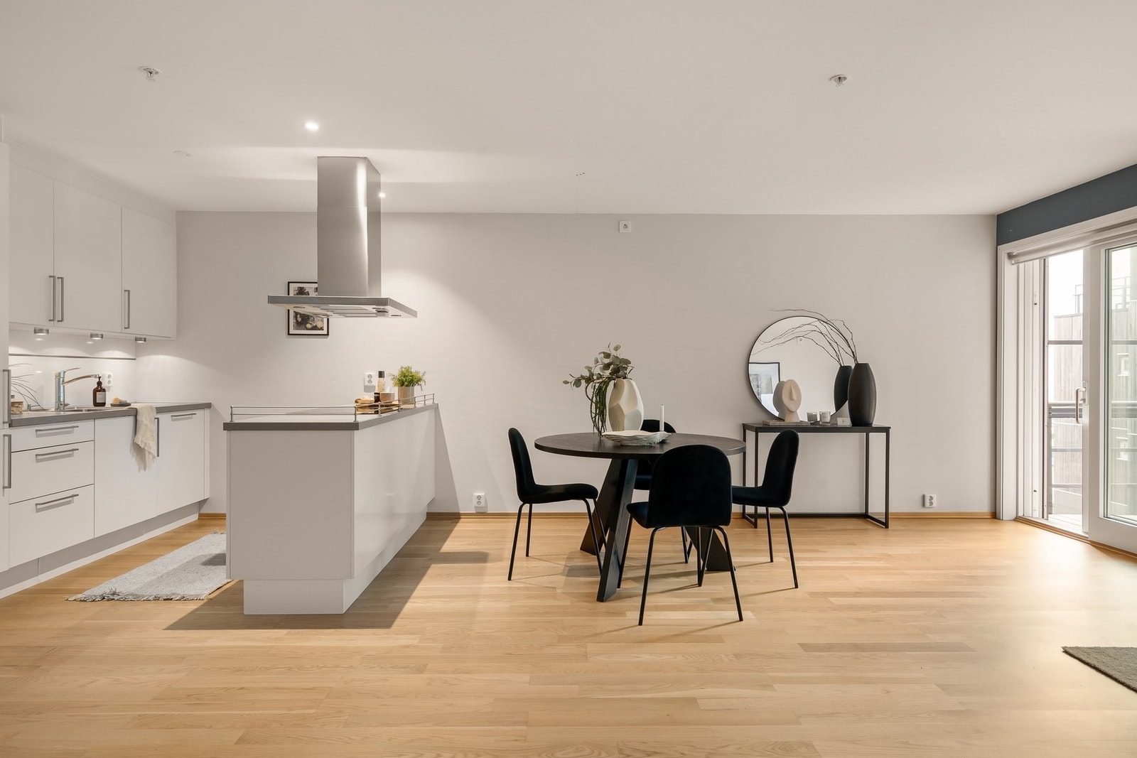 Det er god plass til spisedel i rommet, naturlig tilknyttet kjøkkenet Galleribilde