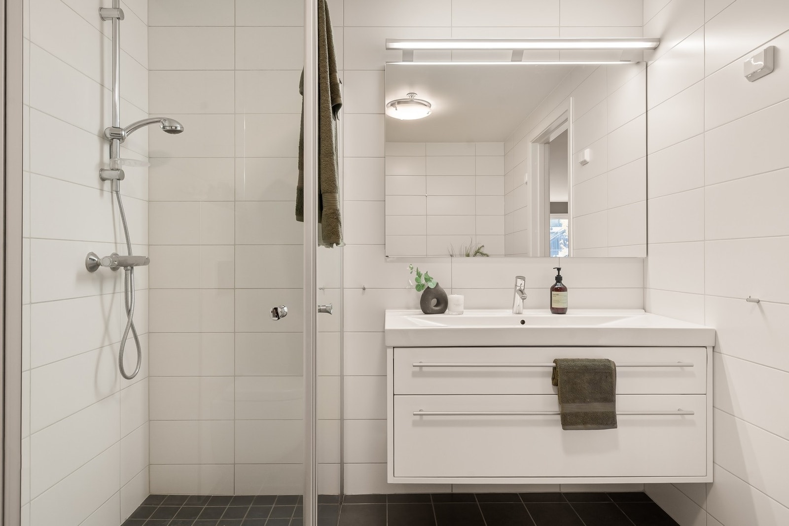 Klassisk flislagt bad med dusjhjørne Galleribilde