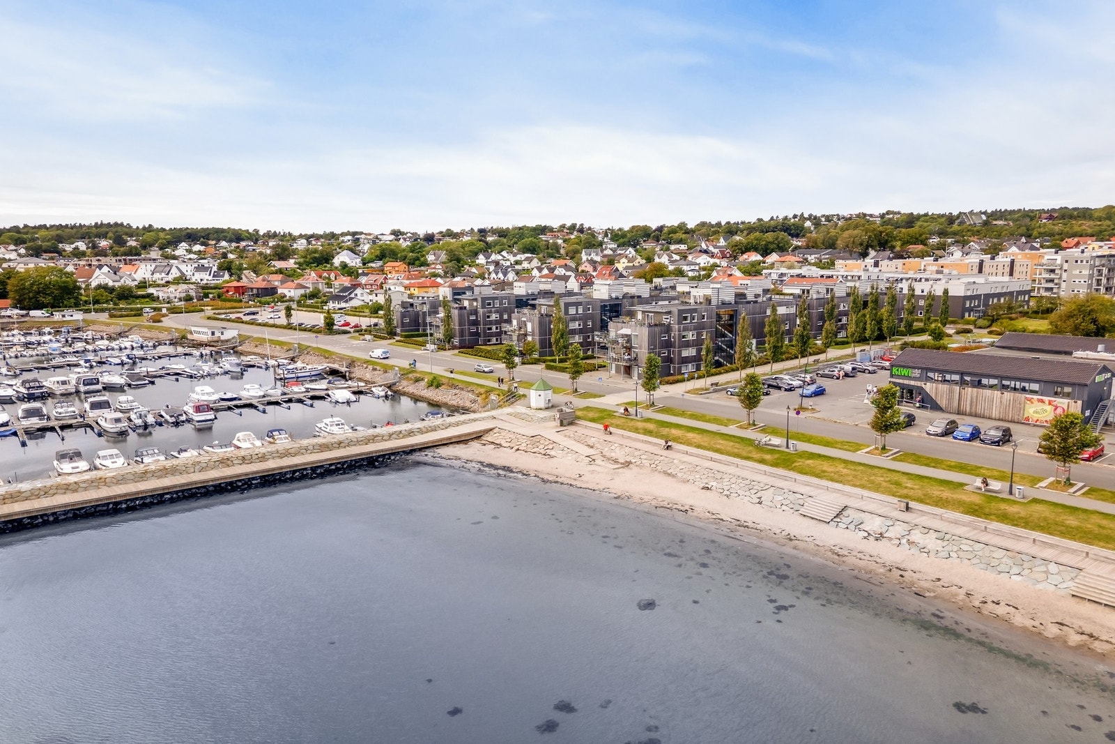 Stranden rett over gaten er Sjøbadet, som har blå flagg status Galleribilde