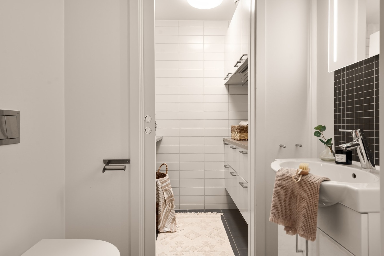 I tillegg til bad finner du også et toalettrom, med innredet vaskerom innenfor Galleribilde