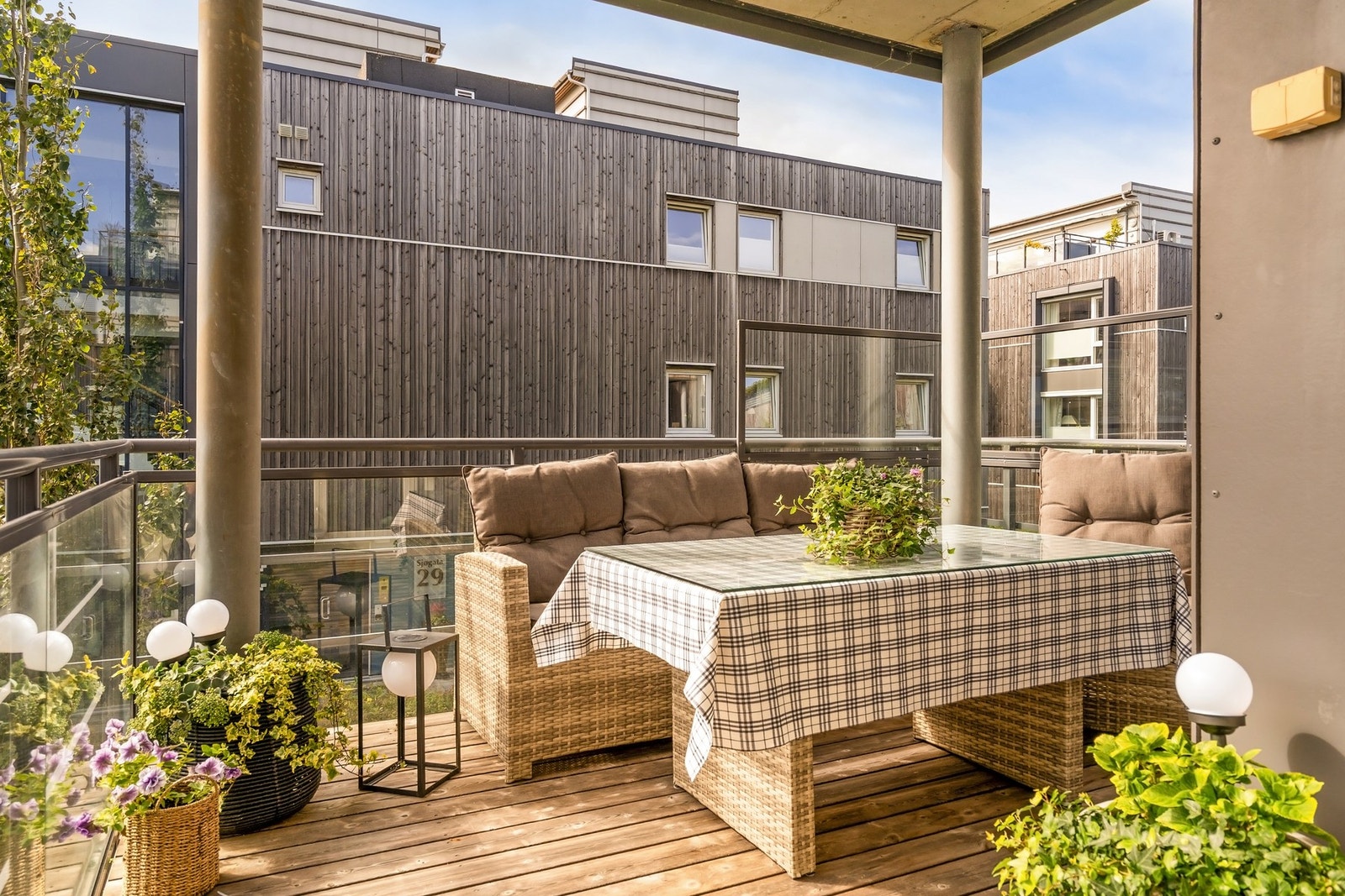 En overbygget balkong på 11 kvm er plassen latteren sitter løst og sommerkvelder nytes maks Galleribilde