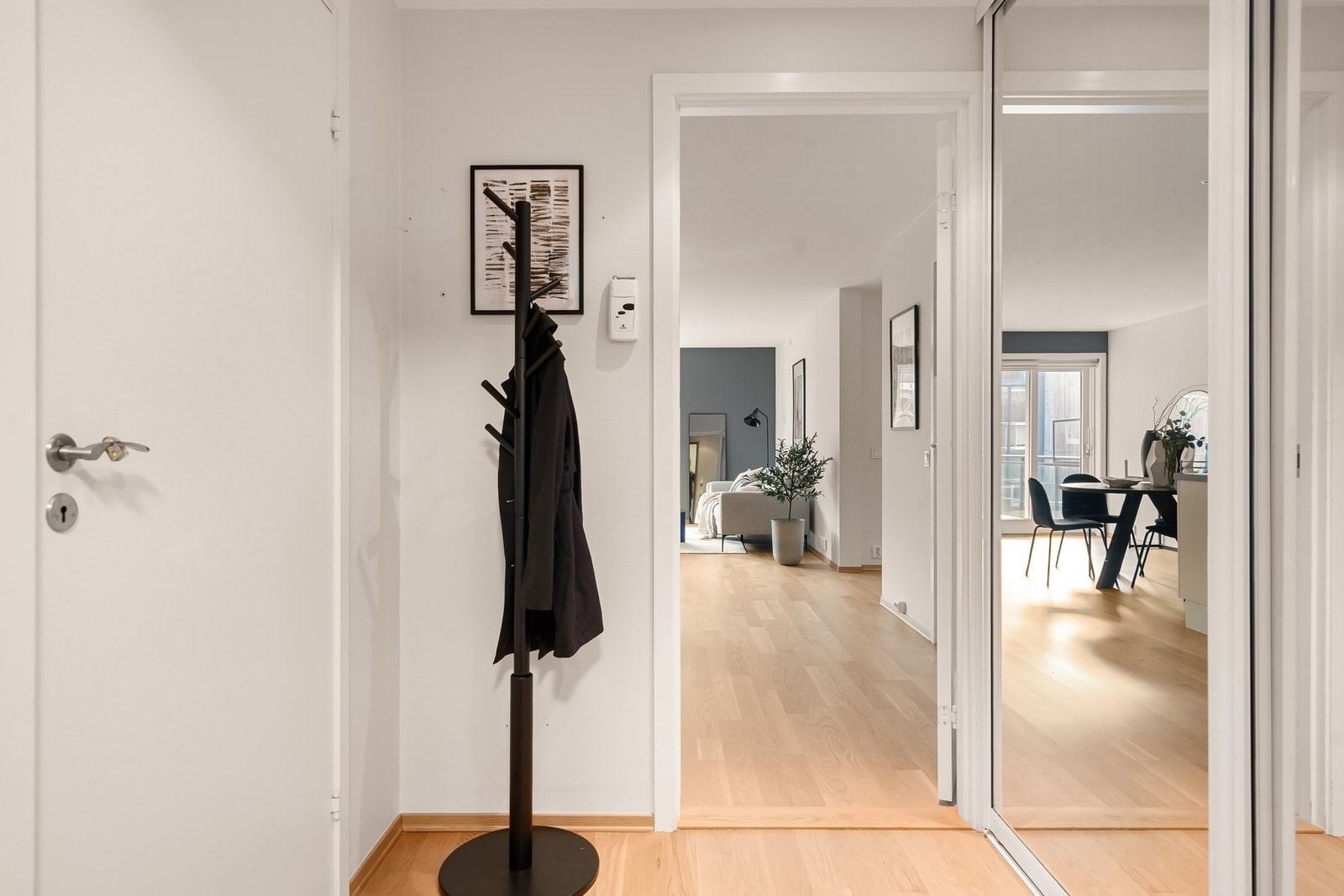 Gang knytter boligens rom og har skyvedørsgarderobe for yttertøyet Galleribilde