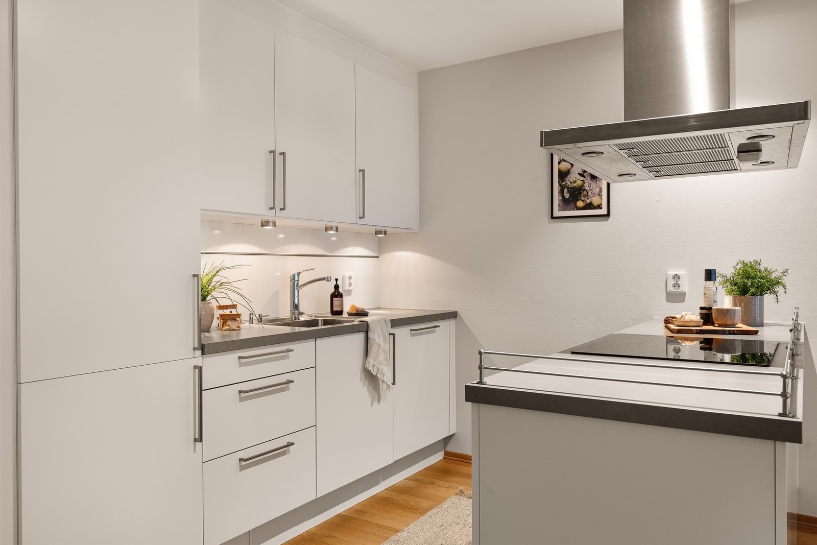 Kjøkkenet har integrerte hvitevarer - moderne og plassbesparende Galleribilde