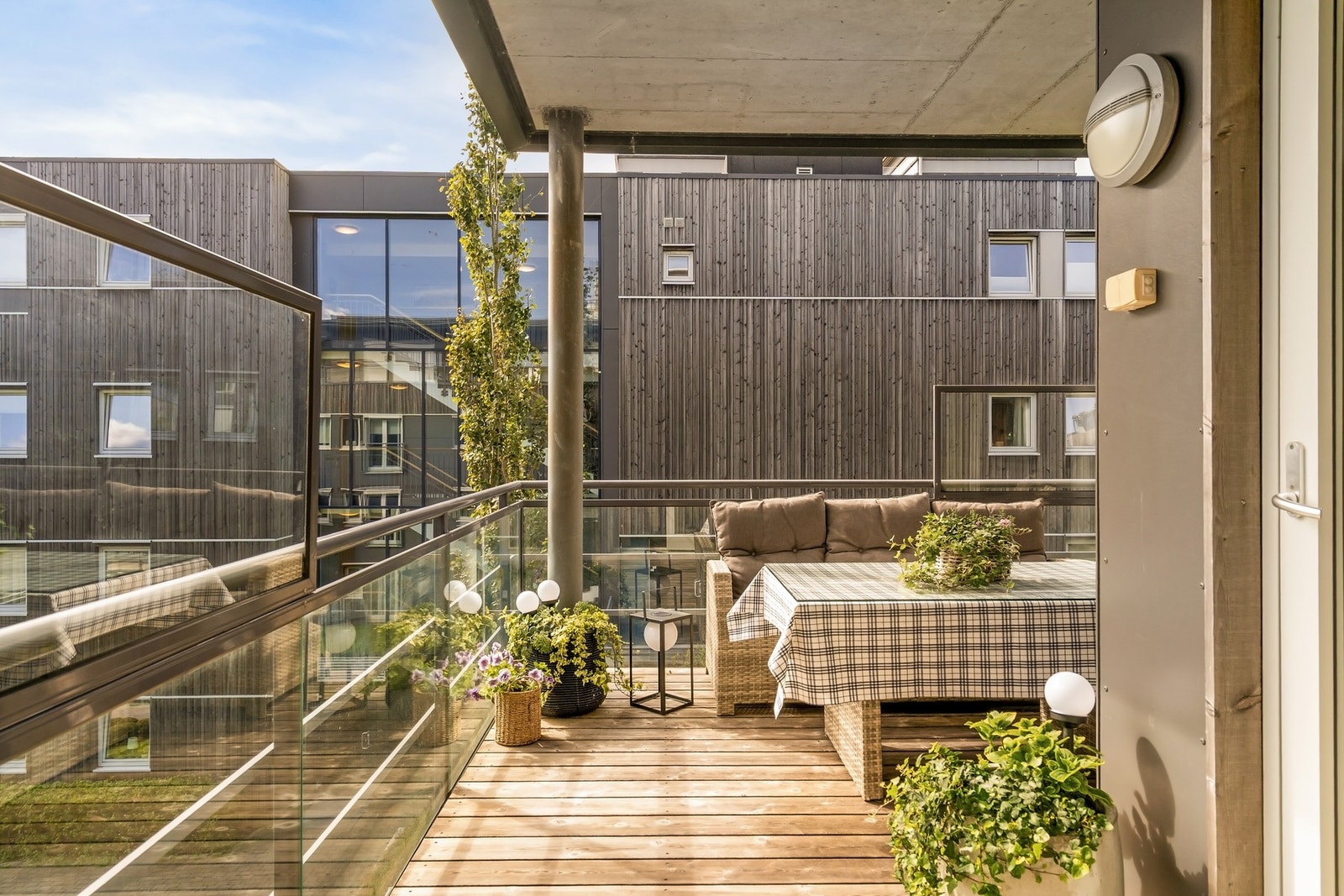 Rekkverk i glass sørger for at ingenting av utsynet blir frarøvret Galleribilde