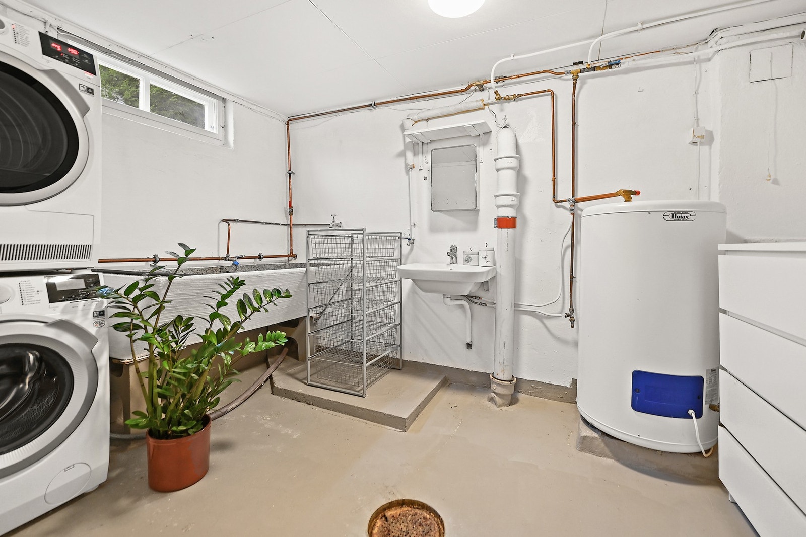 I underetasjen er det også et praktisk vaskerom, i tillegg til god lagringsplass. Galleribilde