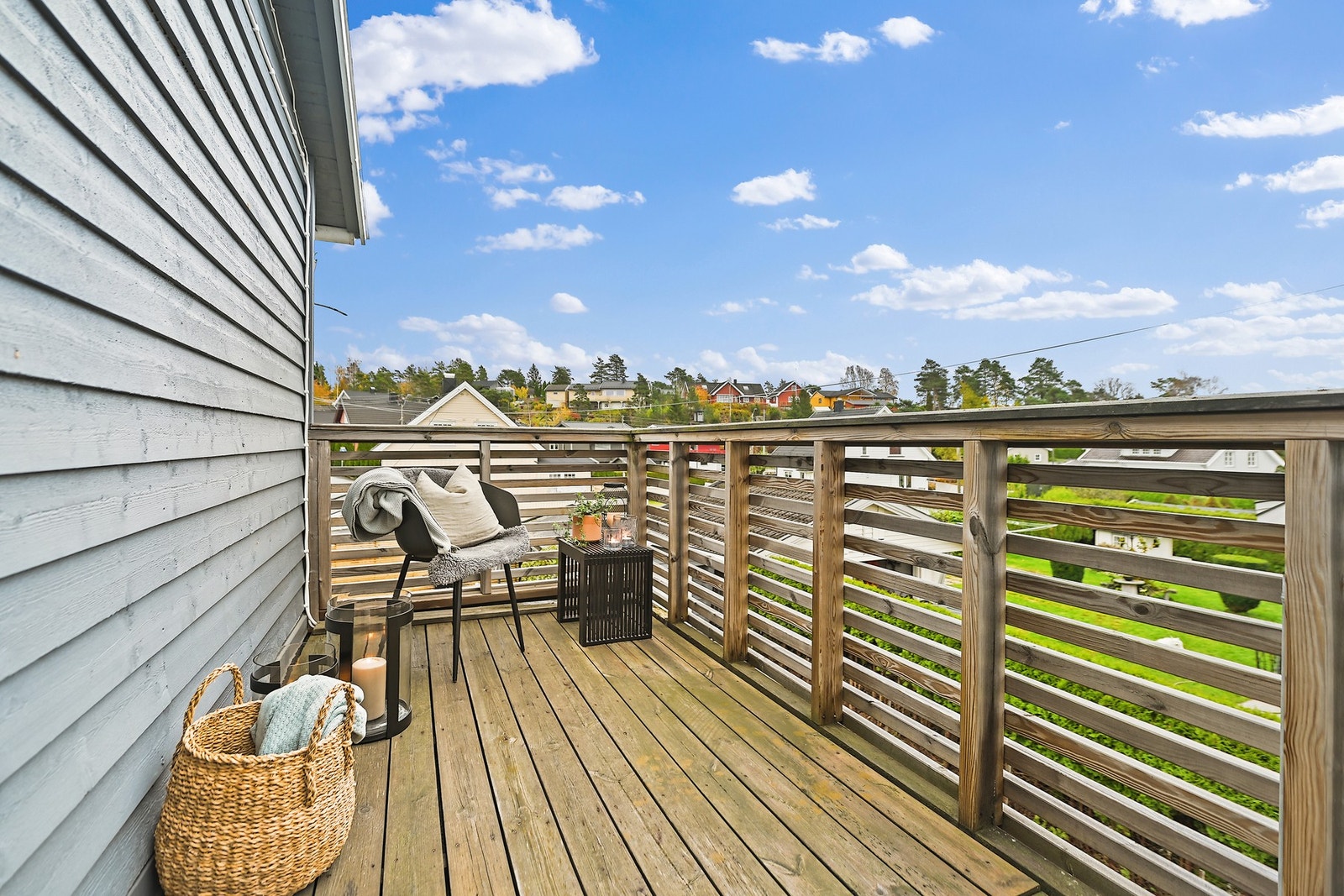 Fra gangen i 2. etasje er det utgang til en sydvendt balkong. Galleribilde