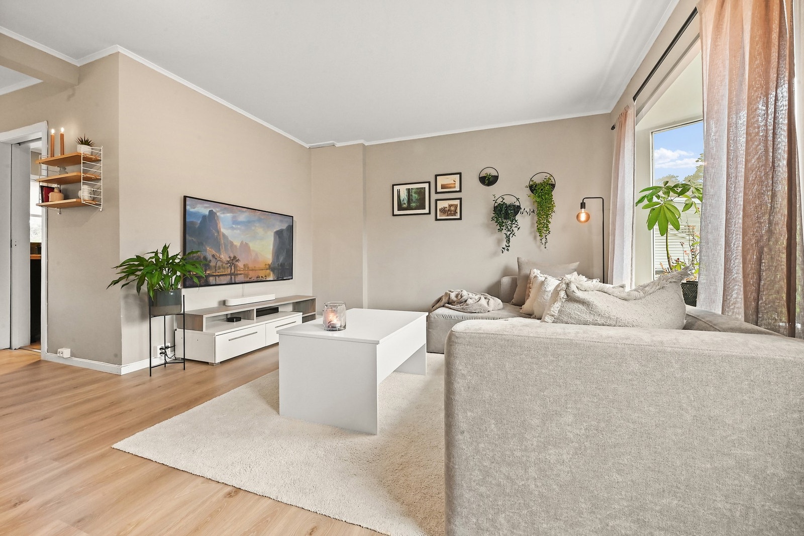 Moderne farger på veggene. Galleribilde