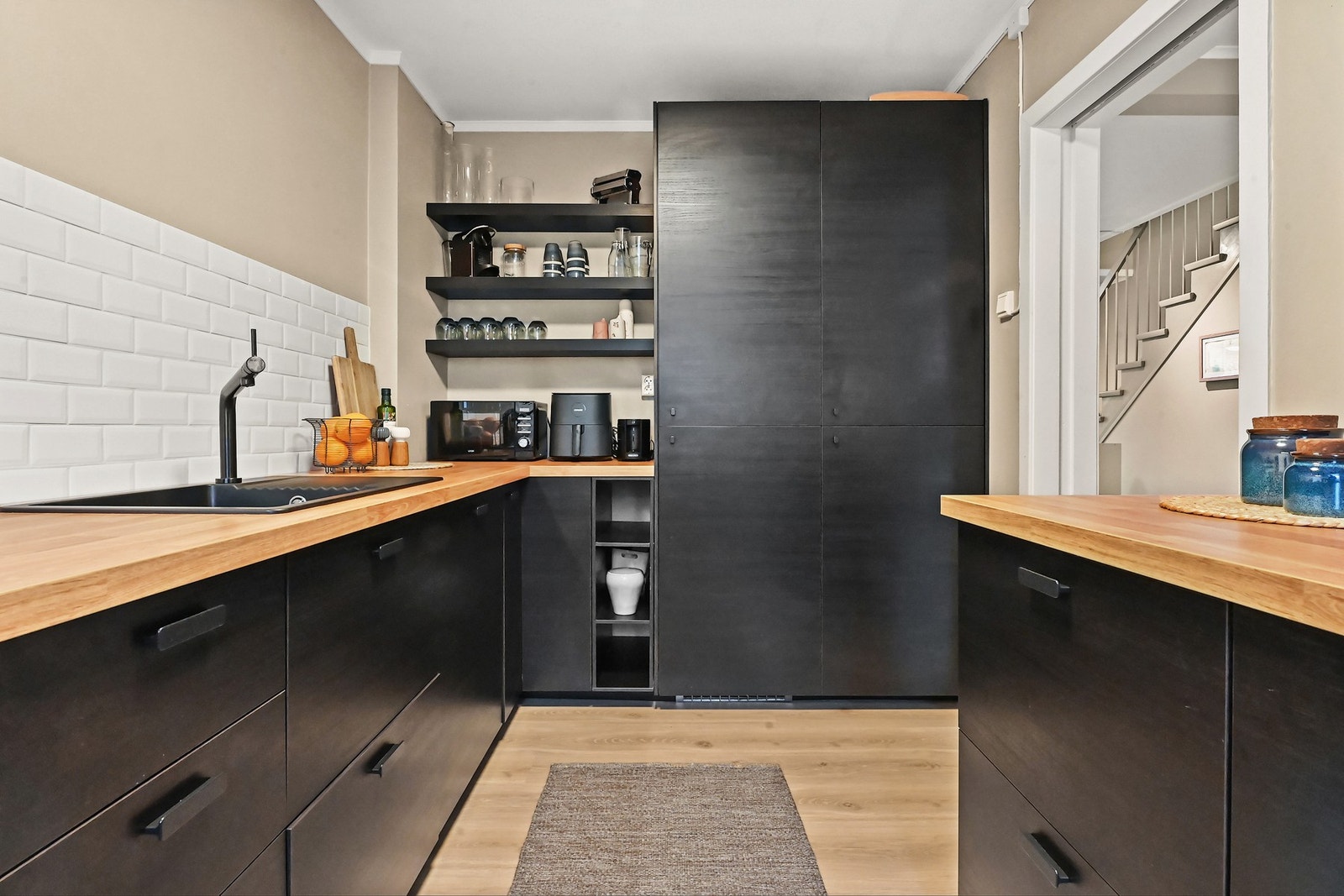 Boligen har et moderne kjøkken fra 2020 med integrerte hvitevarer. Galleribilde