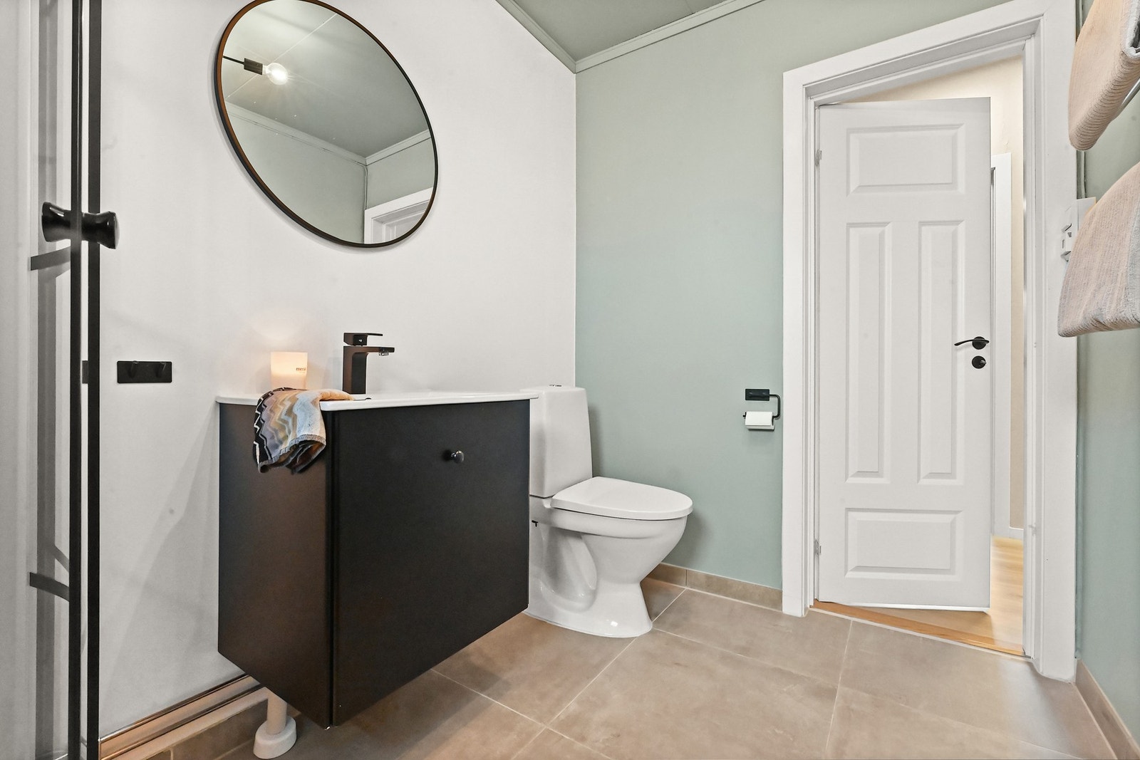 Badet har flislagt gulv med varmekabler. Galleribilde