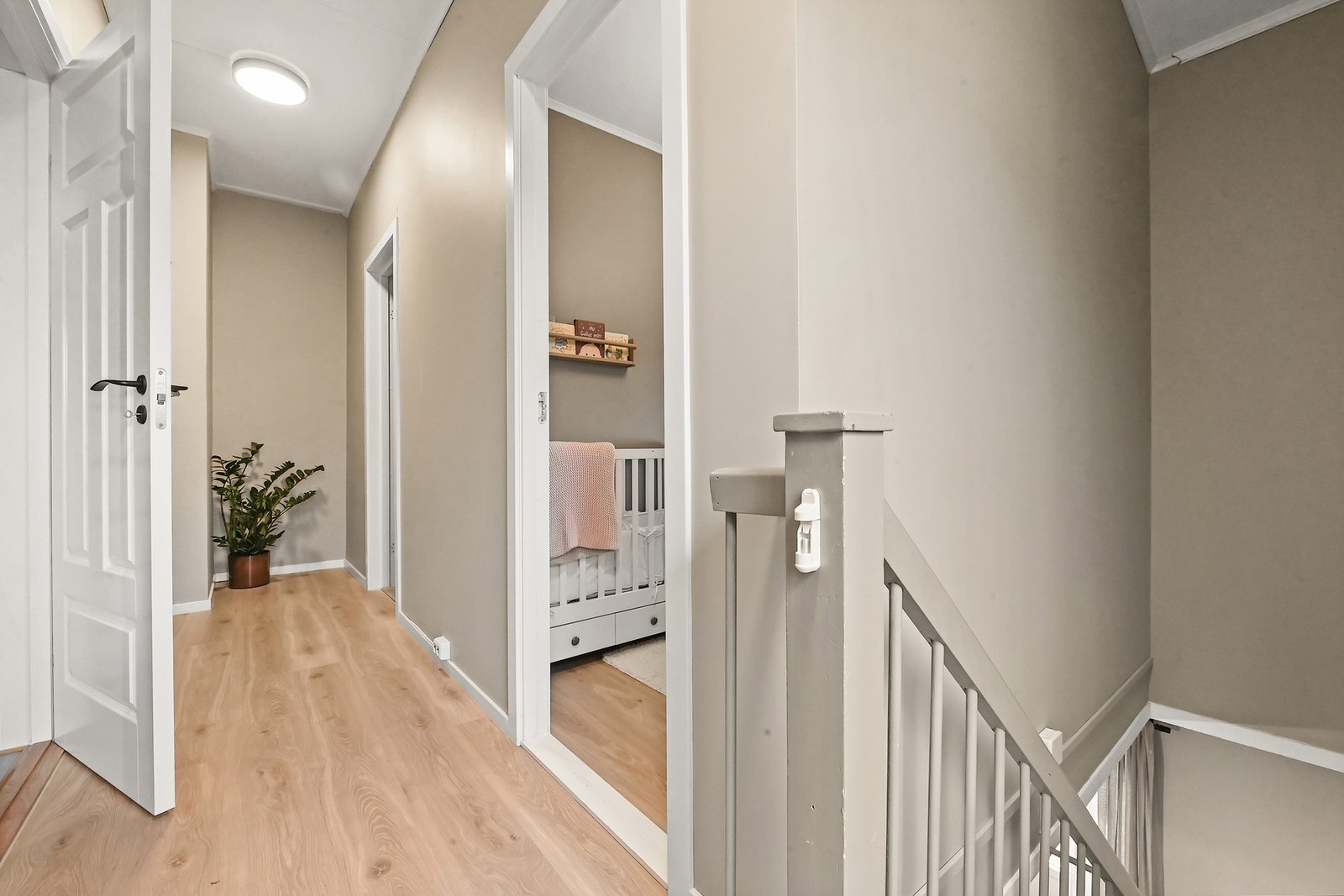 Oppe i boligens 2. etasje er det en lys gang, 3 soverom og bad. Etasjen har god takhøyde og fin romfølelse. Galleribilde