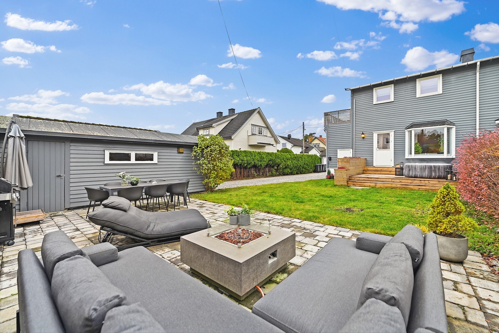 I hagen er det etablert en stor, hellelagt terrasse. Galleribilde