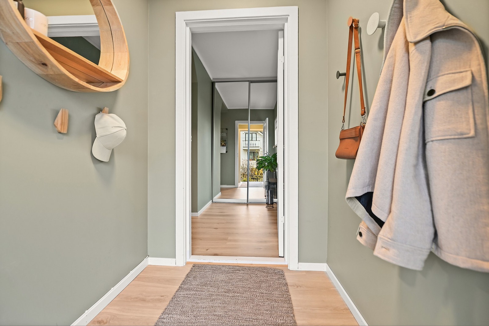 Nede i boligens entré er det også god plass til oppbevaring i skyvedørsgarderobe. Galleribilde