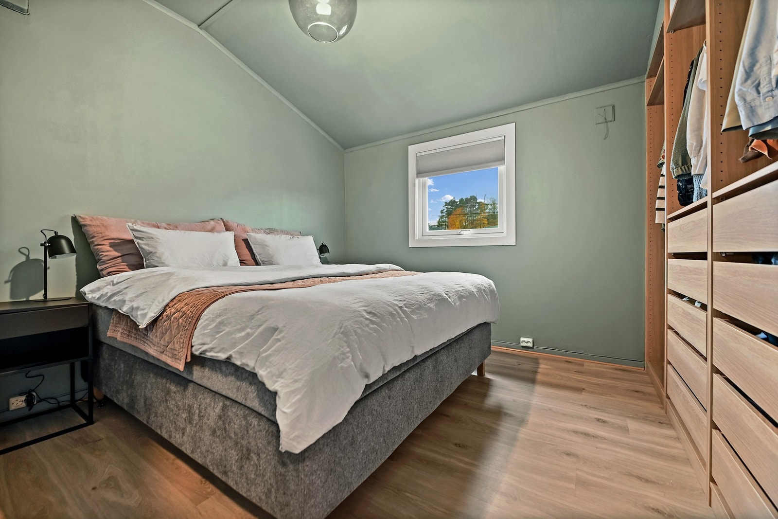 Hovedsoverom med god garderobeløsning. Galleribilde