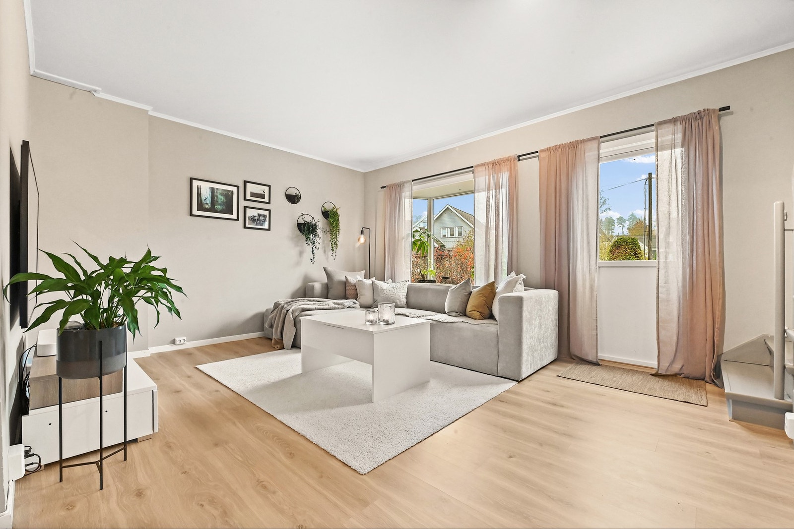 Boligen har moderne overflater i de fleste rom. Boligen gjennomgikk store oppussingsarbeider i 2020. Galleribilde