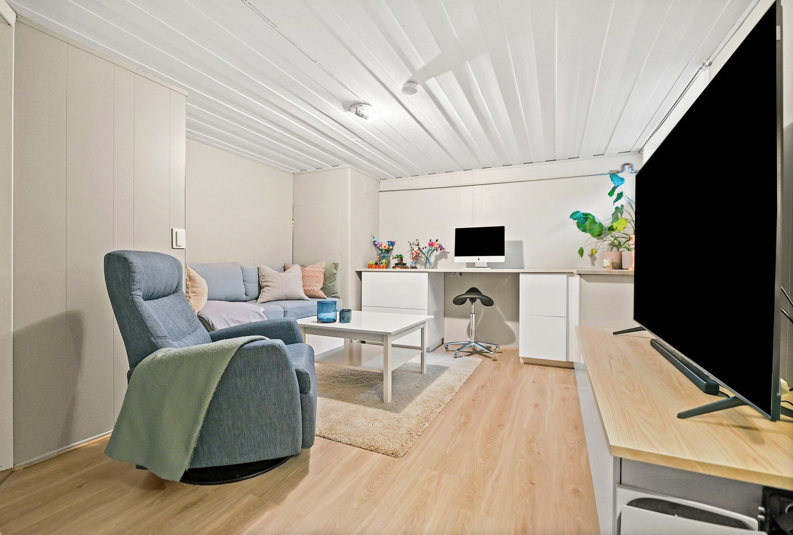 Underetasjen har et innredet rom, som har vært benyttet som ekstra stue og hjemmekontor. Rommet tilfredsstiller ikke krav til rom for varig opphold. Galleribilde