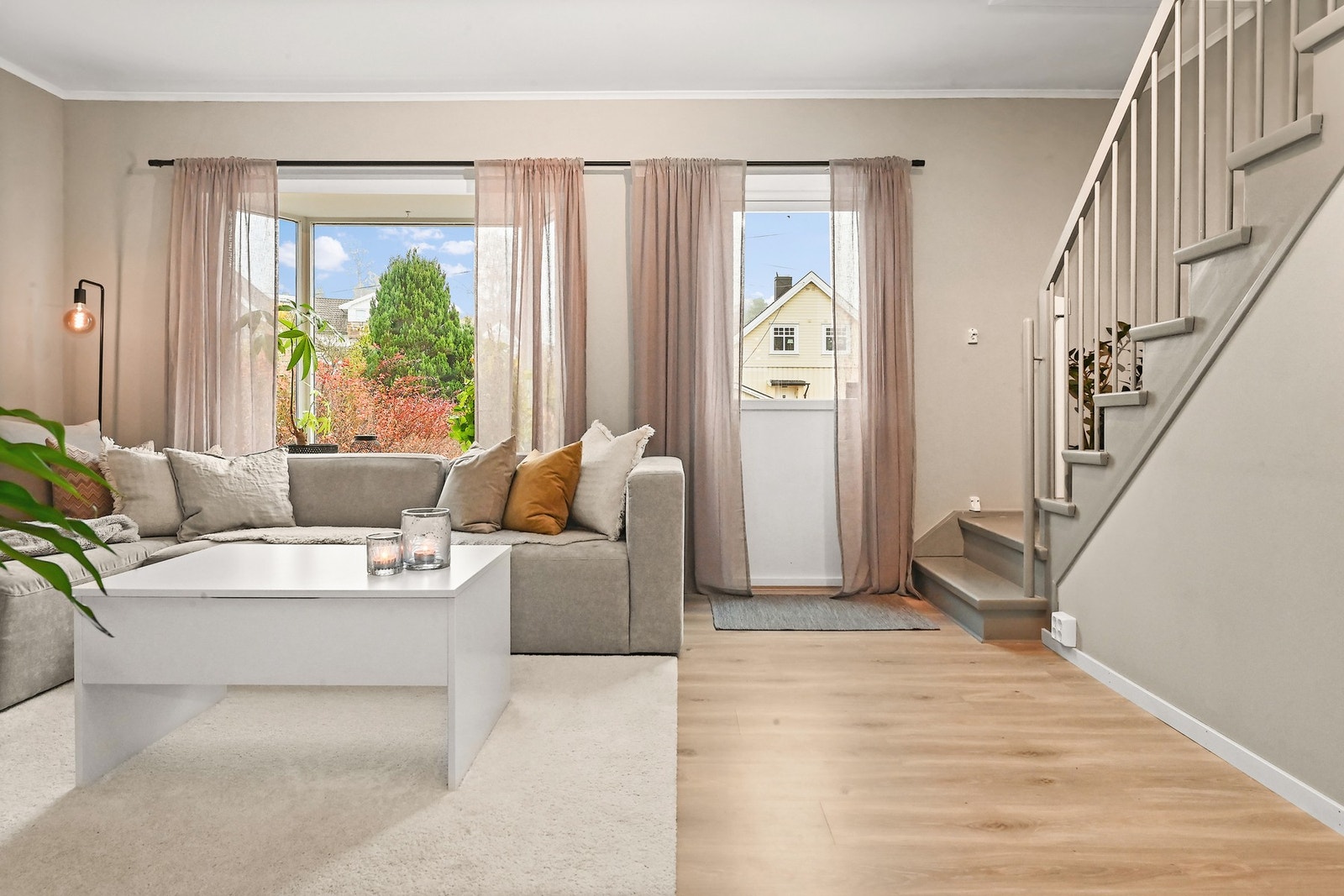 Stuen er på ca. 27 kvadrat. Store vinduer gir godt med naturlig lys. Galleribilde