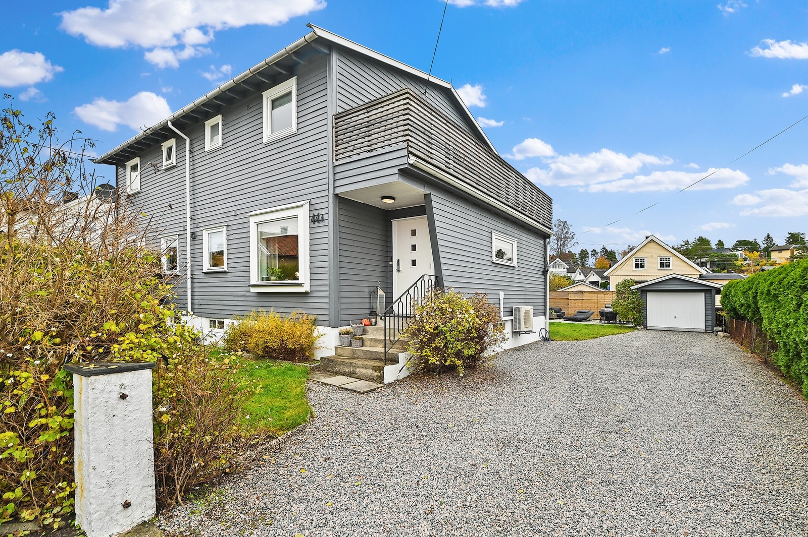 Boligen er oppført på en fin tomt, opparbeidet med flere uteplasser, hage og stor gårdsplass. Galleribilde