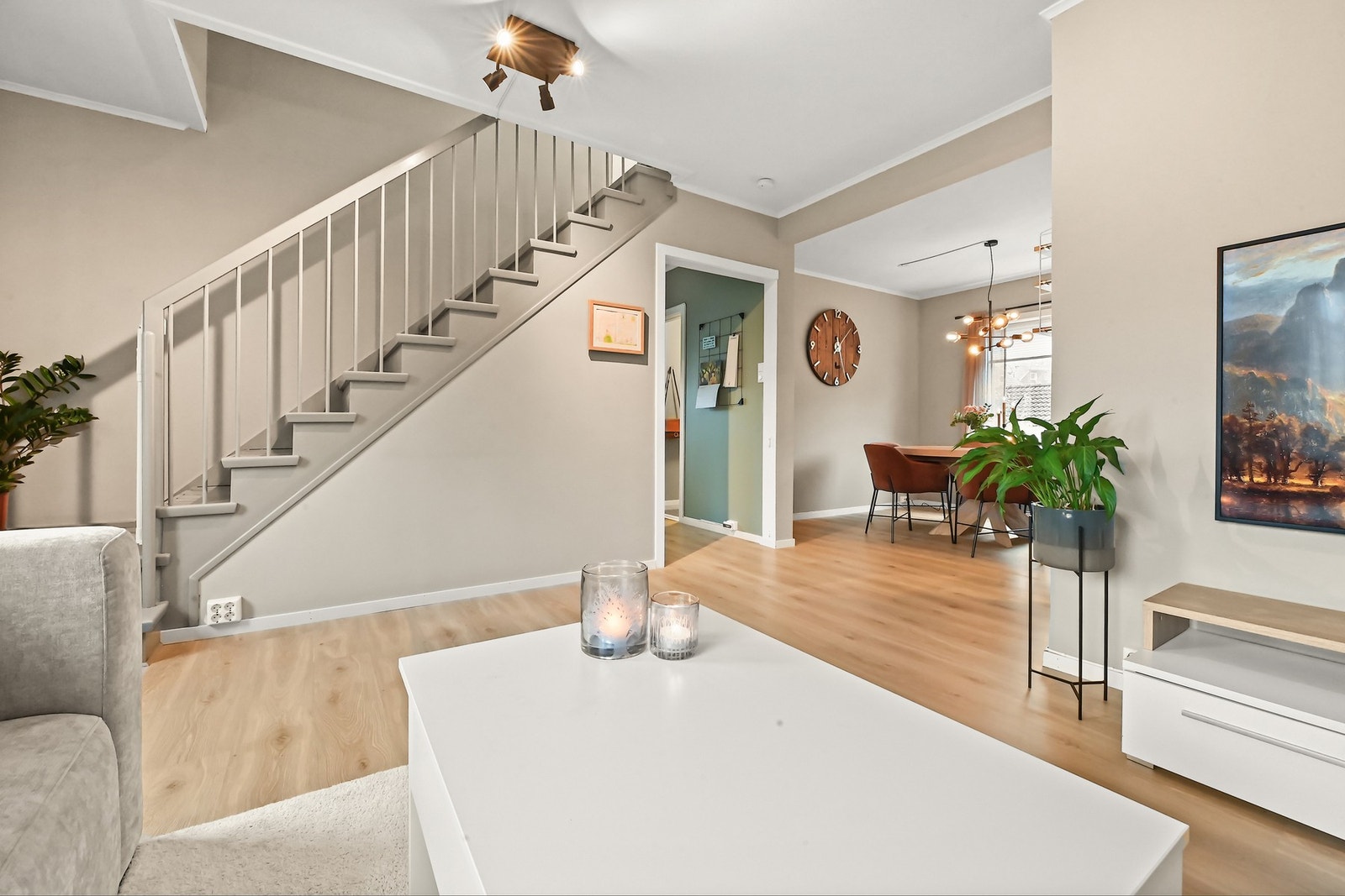 Stuen er to-delt med god plass til både salong og spisestue. Galleribilde