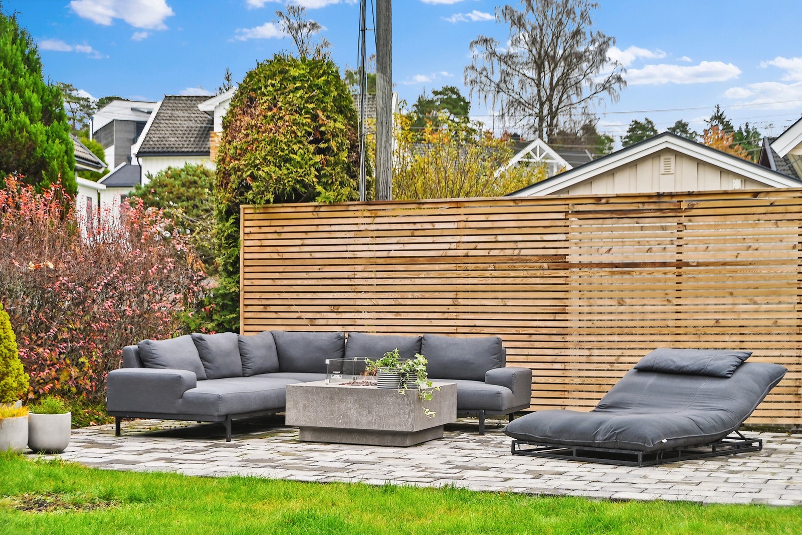 Skillevegg og uteplassen her ble etablert tidligere i år. Galleribilde