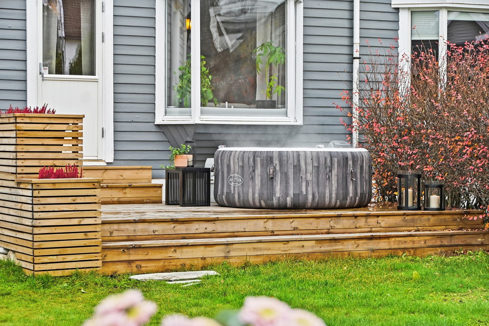 Det er også en fin terrasse med utgang fra stuen. Her får du plass til boblebad. Galleribilde